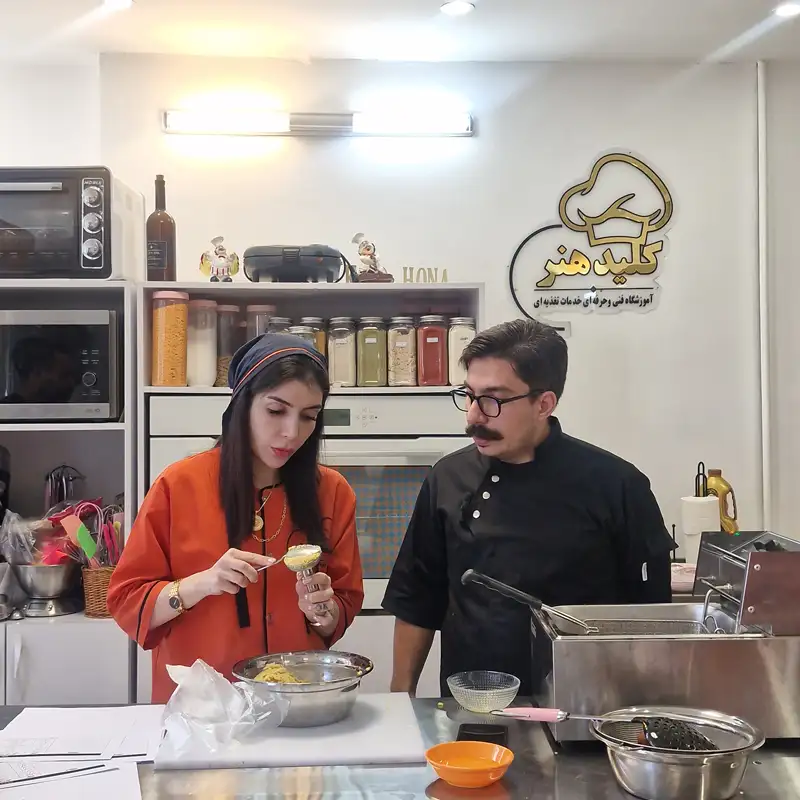 آموزش عملی تهیه ساندویچ توسط مدرس دوره در آکادمی کلید هنر