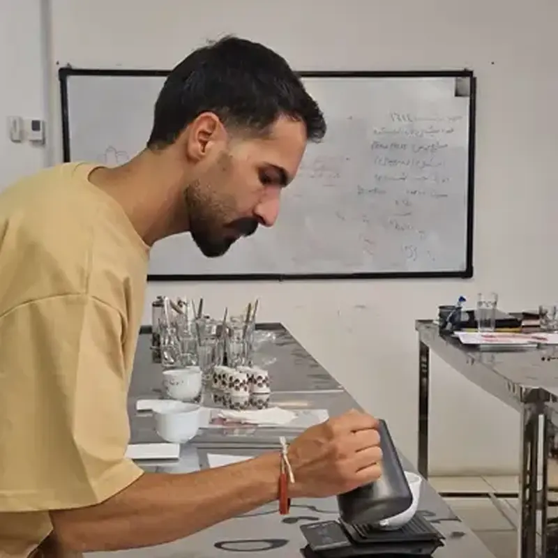 امیر ابراهیمی مربی دوره بارتندری و میکسولوژی در حال آموزش عملی در آموزشگاه کلیدهنر اصفهان
