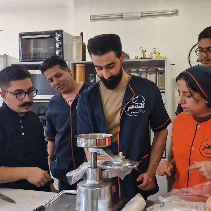 آموزش عملی ساخت پتی همبرگر با چرخ‌گوشت زیر نظر مستقیم مربی در کارگاه دوره همبرگر کلید هنر
