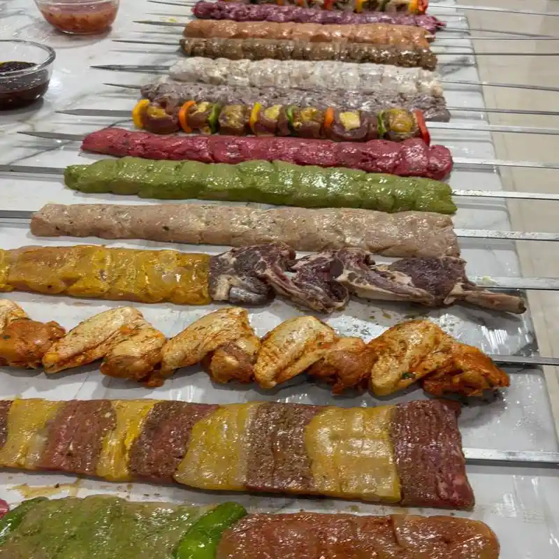 خروجی واقعی دوره کباب کوبیده تخصصی کلید هنر اصفهان؛ ردیف کبابهای سیخشده شامل کوبیده، چنجه و بختیاری آماده پخت روی منقل
