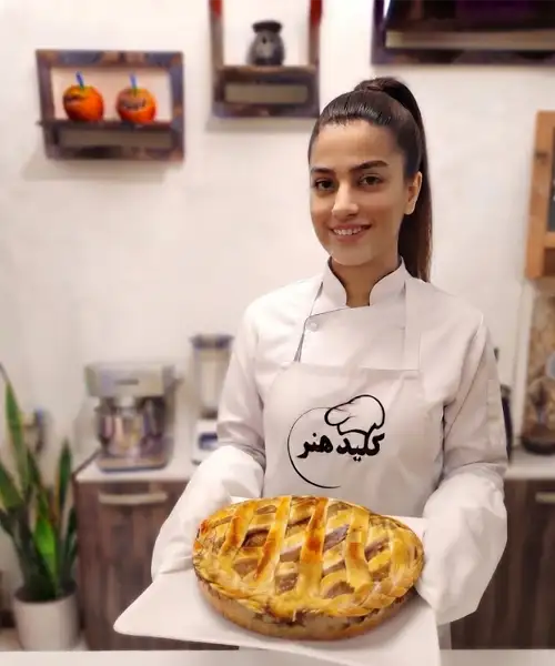 هنرجو آموزشگاه آشپزی در اصفهان