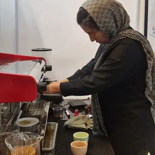 کار بادستگاه در اموزشگاه کلفی شاپ کلیدهنر
