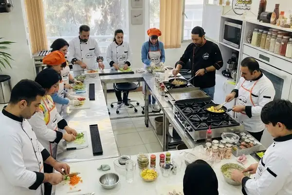 کلاس آموزشی صفرتاصد آشپزی در آموزشگاه آشپزی کلیدهنر در اصفهان